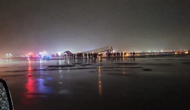 Σύγκρουση αεροπλάνου με όχημα στη Νέα Υόρκη: Ελεγκτές προσπαθούσαν πανικόβλητοι να αποτρέψουν το μοιραίο (βίντεο)