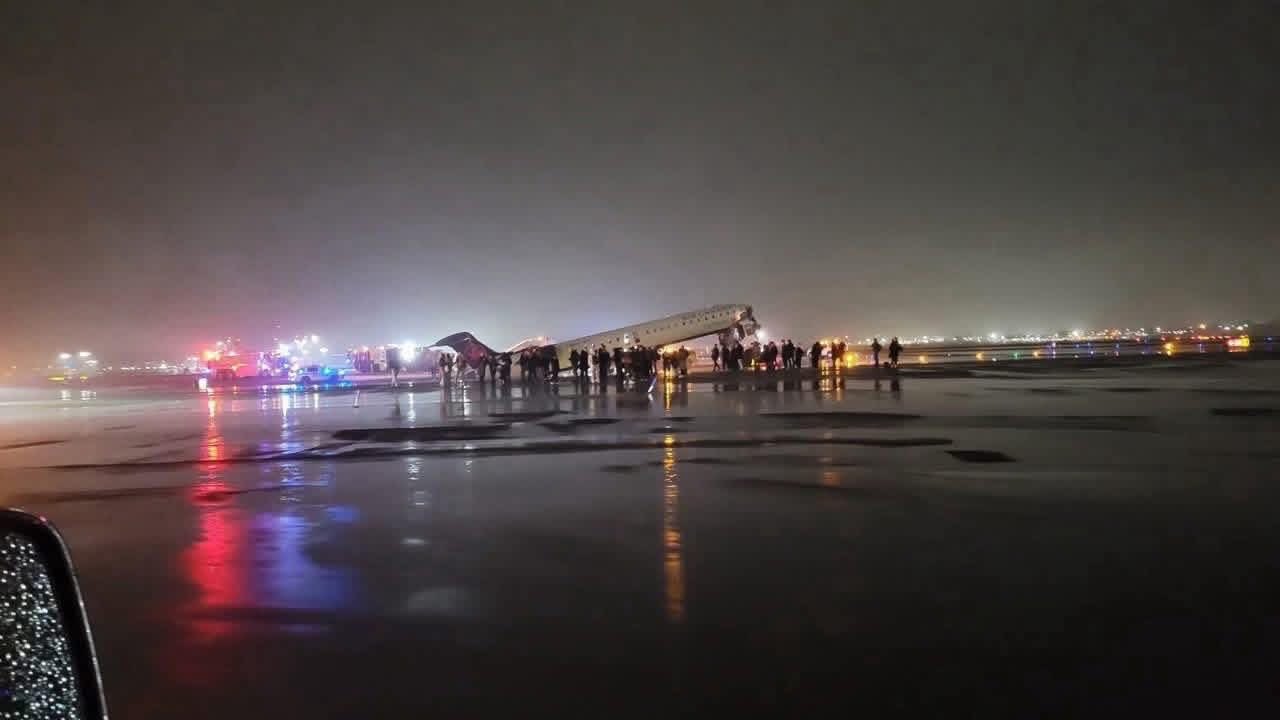 Σύγκρουση αεροπλάνου με όχημα στη Νέα Υόρκη: Ελεγκτές προσπαθούσαν πανικόβλητοι να αποτρέψουν το μοιραίο (βίντεο)