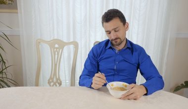 Αυτός είναι ο λόγος που νυστάζεις μετά το φαγητό