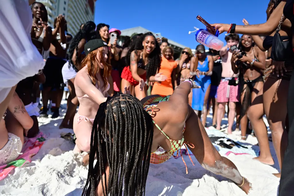 Twerking και αχαλίνωτο σεξ στη Φλόριντα: Οι Αστυνομικοί κατέστειλαν με τη βία τις εκδηλώσεις Spring Break (βίντεο)