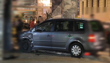 Αθήνα: Όχημα εξετράπη της πορείας του και κατέληξε σε καφετέρια στην Σόλωνος – Ένας τραυματίας