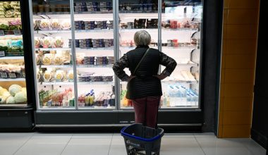 Θα πούμε το «ψωμί… ψωμάκι»: «Εκτοξεύθηκαν» οι τιμές σε εκατοντάδες προϊόντα – Ποια αυξήθηκαν κατά 133%