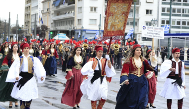 Υπό βροχή η μαθητική παρέλαση για την 25η Μαρτίου στο κέντρο της Αθήνας – Ποιοι πολιτικοί έδωσαν το «παρών» (φώτο)
