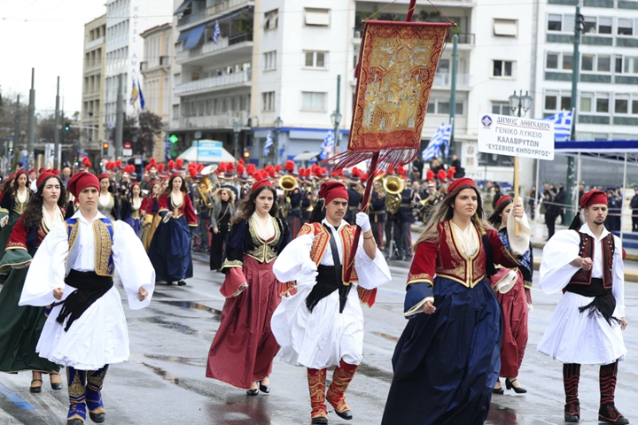 Υπό βροχή η μαθητική παρέλαση για την 25η Μαρτίου στο κέντρο της Αθήνας – Ποιοι πολιτικοί έδωσαν το «παρών» (φώτο)