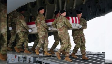 Σπαρακτικές σκηνές στην υποδοχή των πρώτων φέρετρων Αμερικανών στρατιωτών από τον Κόλπο