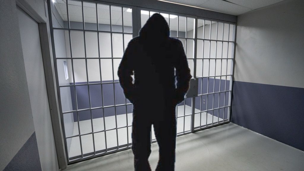 Ρομά έκανε live μετάδοση μέσω TikTok μέσα από το κελί του στον Κορυδαλλό – Η στιγμή που τον «τσάκωσαν» (βίντεο)