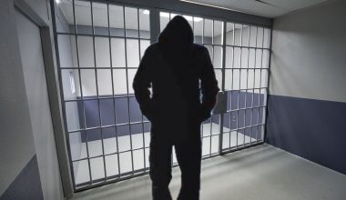 Ρομά έκανε live μετάδοση μέσω TikTok μέσα από το κελί του στον Κορυδαλλό – Η στιγμή που τον «τσάκωσαν» (βίντεο)