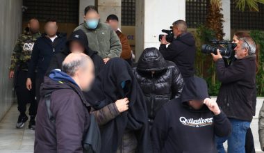 Στην Ευελπίδων ο Tik Toker, oι επιχειρηματίες και ο παίκτης ριάλιτι για το «κύκλωμα που έκλεβε Δημόσιο και ΕΦΚΑ»