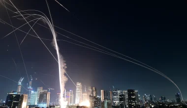 Τεράστιος κρατήρας στο Τελ Αβίβ από πλήγμα ιρανικού βαλλιστικού πυραύλου