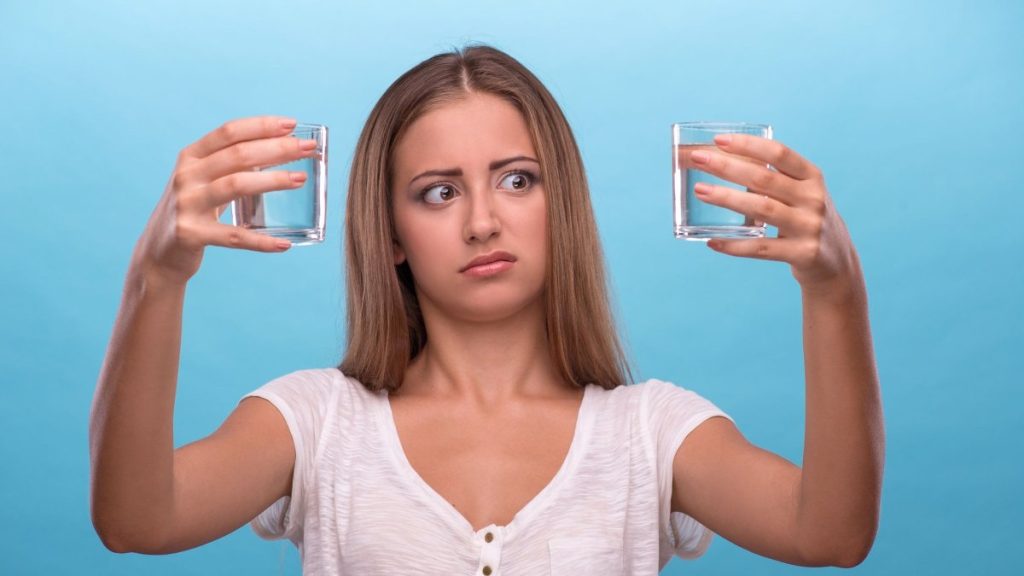 Πόσο νερό πρέπει να πίνεις πραγματικά την ημέρα; Δεν είναι 8 ποτήρια…