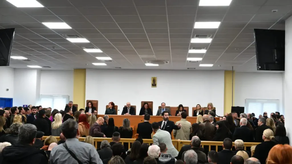 Ολομέλεια δικηγορικών συλλόγων για Τέμπη: «Η αίθουσα που συναντήσαμε δεν θυμίζει αίθουσα δικαστηρίου»