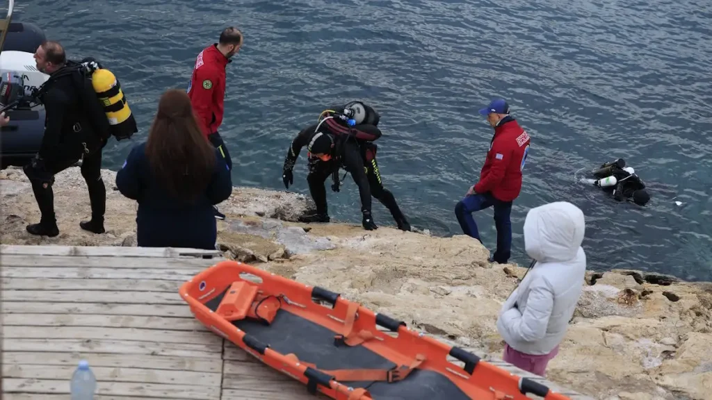 Σε εξέλιξη οι έρευνες για τον εντοπισμό του δύτη: Βρέθηκε βατραχοπέδιλο στα Λιμανάκια – Τι εξετάζουν οι Αρχές