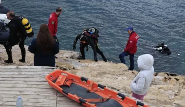 Σε εξέλιξη οι έρευνες για τον εντοπισμό του δύτη: Βρέθηκε βατραχοπέδιλο στα Λιμανάκια – Τι εξετάζουν οι Αρχές