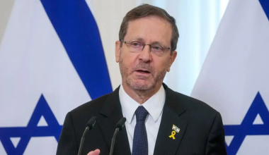 Βίντεο: Η στιγμή που ο Ι.Χέρτζογκ φυγαδεύεται σε καταφύγιο στο Ισραήλ – Πύραυλος κτύπησε την πόλη Kiryat Shmona