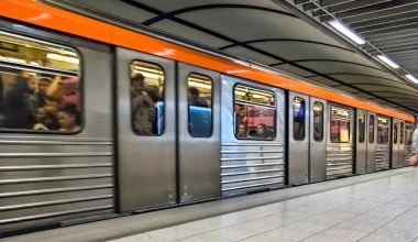 ΜΜΜ: «Τσουχτερά» πρόστιμα σε όσους μπαινοβγαίνουν χωρίς εισιτήριο – Κοινωφελής εργασία για τους φθοροποιούς