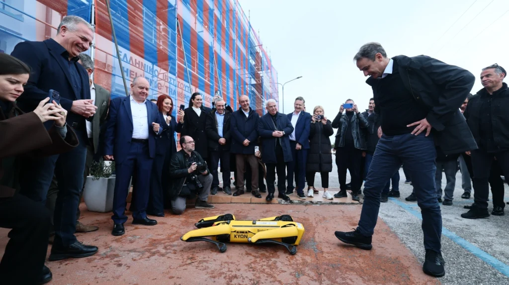 Κ.Μητσοτάκης: Σκύλος-ρομπότ τον υποδέχθηκε θερμά στη Θεσσαλονίκη! – «Ακούει» στο όνομα «Κύων» (φώτο)