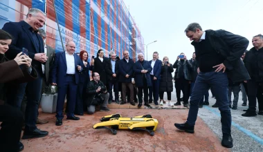 Κ.Μητσοτάκης: Σκύλος-ρομπότ τον υποδέχθηκε θερμά στη Θεσσαλονίκη! – «Ακούει» στο όνομα «Κύων» (φώτο)