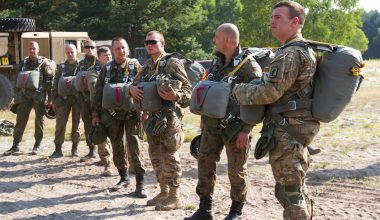 Μέσα σε συγκινητική ατμόσφαιρα οι Αμερικανοί στρατιώτες φεύγουν για το σφαγείο του Ιράν…