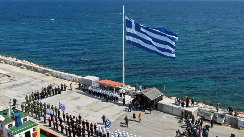 Σκίστηκε η μεγάλη σημαία της Χίου κατά την έπαρσή της – Δείτε βίντεο