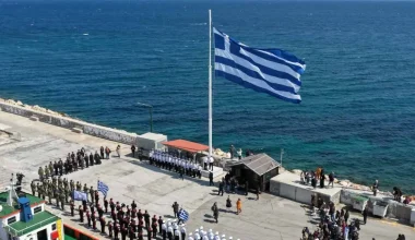 Σκίστηκε η μεγάλη σημαία της Χίου κατά την έπαρσή της – Δείτε βίντεο