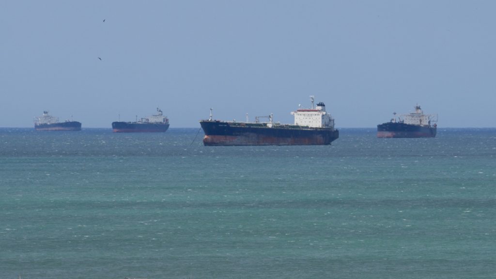 Σε «slow motion» η διεθνής ναυτιλία: Πάνω από 120 ακινητοποιημένα τάνκερ στα Στενά του Ορμούζ (βίντεο)