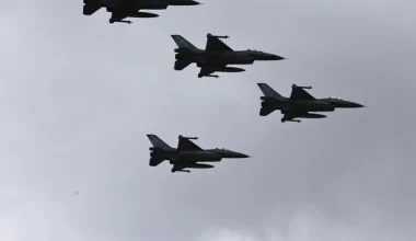 Στρατιωτική παρέλαση 25ης Μαρτίου: Εντυπωσίασαν τα μαχητικά αεροσκάφη στον ουρανό της Αθήνας (βίντεο)