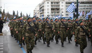 25η Μαρτίου: Οι κυκλοφοριακές ρυθμίσεις για τη στρατιωτική παρέλαση στο Σύνταγμα – Πώς θα κινηθούν μετρό και τραμ