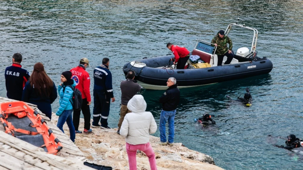 Εντοπίστηκε το άψυχο σώμα του 34χρονου πιλότου που χάθηκε σε κατάδυση στο «Πηγάδι του Διαβόλου» στην Βουλιαγμένη