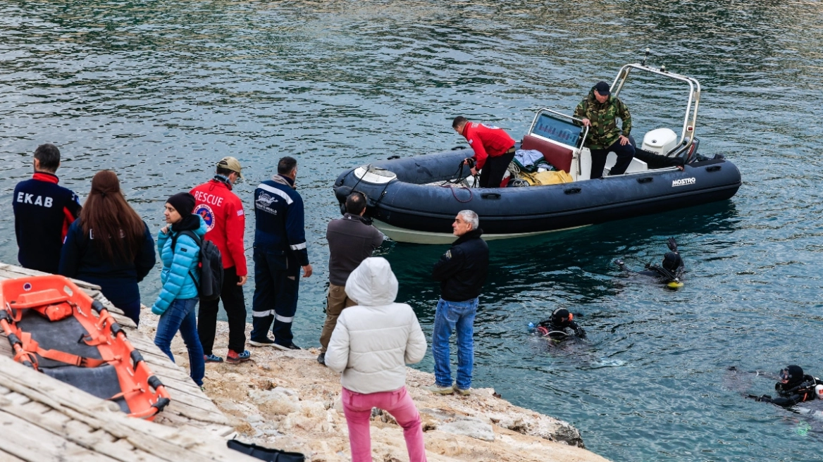 Εντοπίστηκε το άψυχο σώμα του 34χρονου πιλότου που χάθηκε σε κατάδυση στο «Πηγάδι του Διαβόλου» στην Βουλιαγμένη