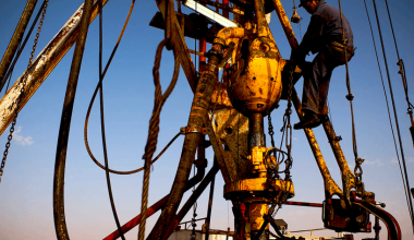 Λιβύη: Oι Αρχές εντόπισαν συντρίμμια πυραύλων κοντά σε αγωγό πετρελαίου που «τυλίχθηκε» στις φλόγες