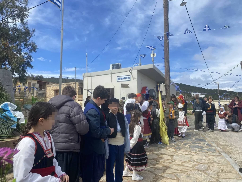 Γαύδος: Δεν υπάρχει κανένα παιδί στο νησί – Παρέλασαν μαθητές και μαθήτριες από τη Βούλα Αττικής (βίντεο)