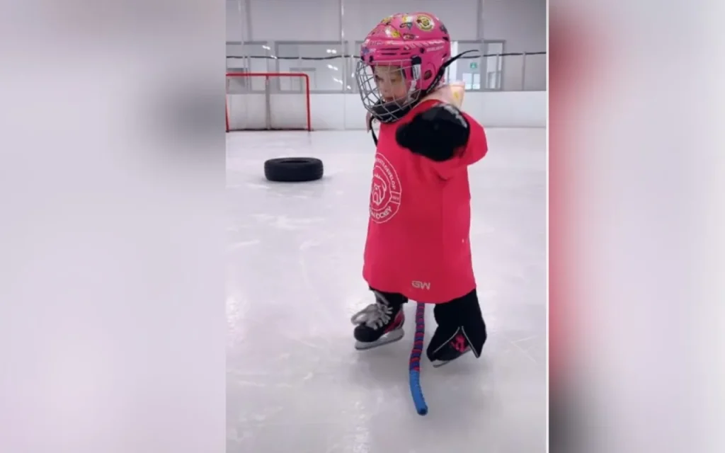 Μικρούλα προσπαθεί να παίξει χόκεϊ, γλιστρά και χαρίζει άπλετες γλυκές στιγμές – Δείτε βίντεο