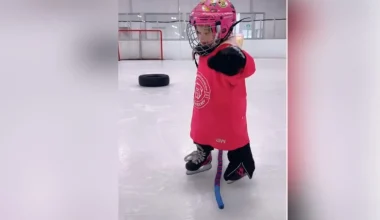 Μικρούλα προσπαθεί να παίξει χόκεϊ, γλιστρά και χαρίζει άπλετες γλυκές στιγμές – Δείτε βίντεο