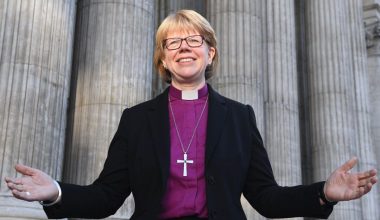 Σημεία των καιρών: Ενθρονίστηκε η πρώτη γυναίκα Αρχιεπίσκοπος στην Εκκλησία της Αγγλίας!