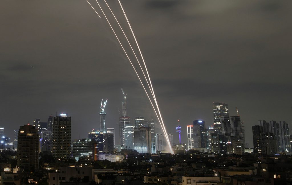 Βίντεο: Η στιγμή που ιρανικός πύραυλος κτυπά κτήριο στο Τελ Αβίβ