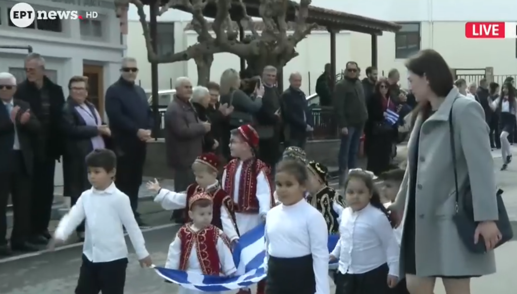 Παρέλαση στους Μεταξάδες με 60 παιδιά από 10 χωριά: Το χωριό είναι 3χλμ. από τα σύνορα με τη Βουλγαρία (βίντεο)