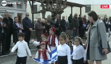 Παρέλαση στους Μεταξάδες με 60 παιδιά από 10 χωριά: Το χωριό είναι 3χλμ. από τα σύνορα με τη Βουλγαρία (βίντεο)