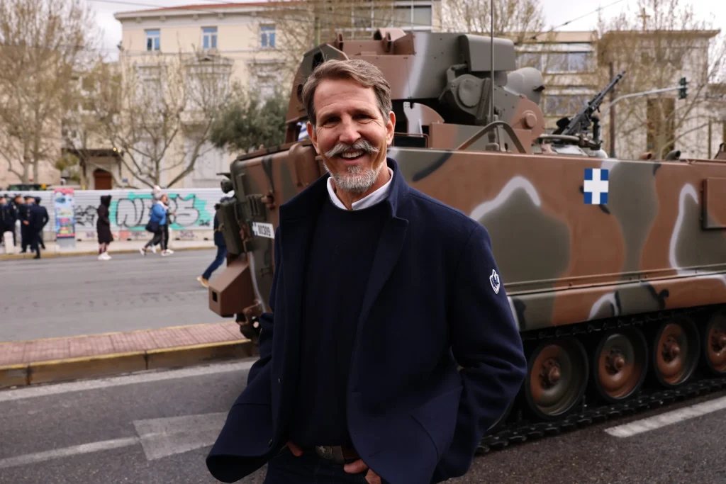 Στη στρατιωτική παρέλαση ο Παύλος Ντε Γκρες: «Έχουμε μια όμορφη και δυνατή πατρίδα – Χρόνια πολλά» (βίντεο)