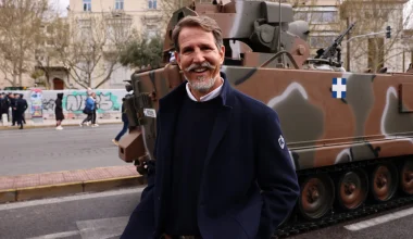 Στη στρατιωτική παρέλαση ο Παύλος Ντε Γκρες: «Έχουμε μια όμορφη και δυνατή πατρίδα – Χρόνια πολλά» (βίντεο)