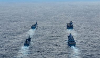 Το Ιράν δημοσιοποίησε πλάνα που απεικονίζουν επίθεση σε αμερικανικό αεροπλανοφόρο (βίντεο)