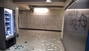 Οι παραβάτες παίρνουν σκούπα & φαράσι: Αυτεπάγγελτη δίωξη και κοινωνική εργασία σε όσους βανδαλίζουν τα ΜΜΜ