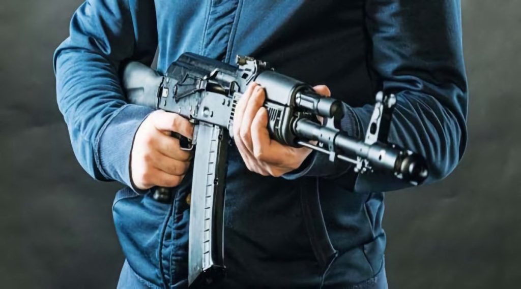 Ένοπλη ληστεία στα ΕΛΤΑ Λουτρακίου: Απείλησαν με καλάσνικοφ τους υπαλλήλους και άρπαξαν 32.000 ευρώ