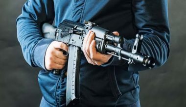 Ένοπλη ληστεία στα ΕΛΤΑ Λουτρακίου: Απείλησαν με καλάσνικοφ τους υπαλλήλους και άρπαξαν 32.000 ευρώ