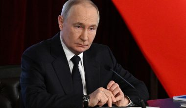 Η Ρωσία σηκώνει το «γάντι» με τη Βρετανία – Β.Πούτιν: «Θα απαντήσουμε με “ασύμμετρες” ενέργειες στις νηοψίες»