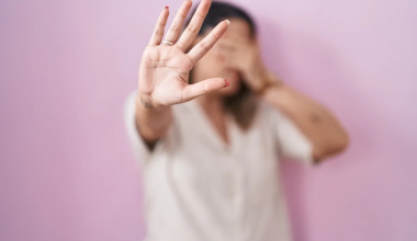 Βίντεο ντοκουμέντο από τη στιγμή που ο «δράκος του Περιστερίου» επιτίθεται σεξουαλικά σε δύο γυναίκες