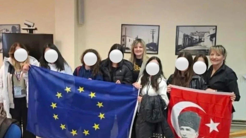 Αντιδήμαρχος φωτογραφήθηκε με τη σημαία του Κεμάλ Ατατούρκ στο δημαρχείο Ελασσόνας!