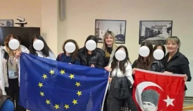 Αντιδήμαρχος φωτογραφήθηκε με τη σημαία του Κεμάλ Ατατούρκ στο δημαρχείο Ελασσόνας!