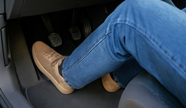 Γιατί δεν πρέπει να πατάς συμπλέκτη στο φανάρι