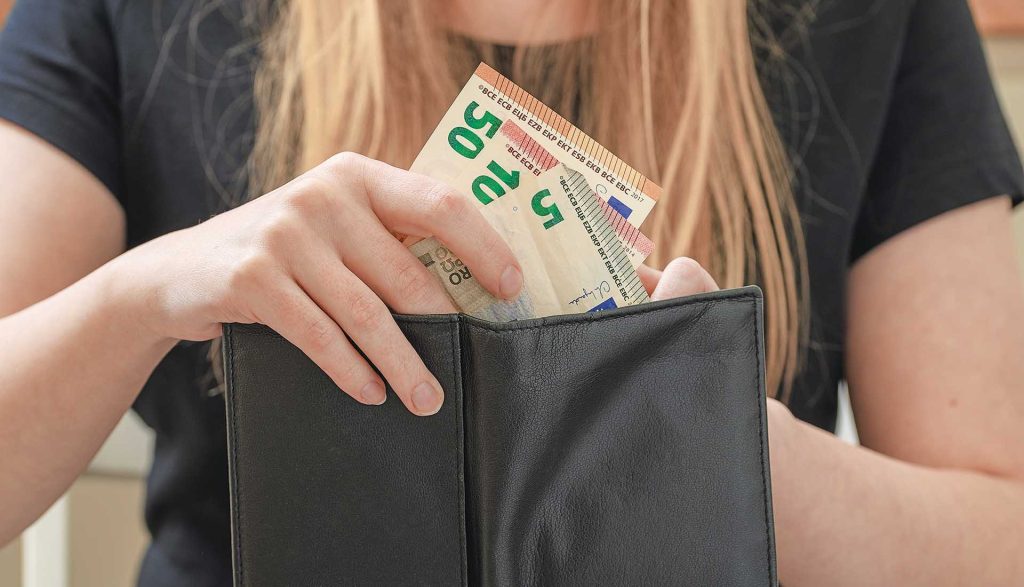 To παραμύθι της αύξησης του κατώτατου μισθού και η αγωνία για το Ταμείο Ανάκαμψης που τελειώνει