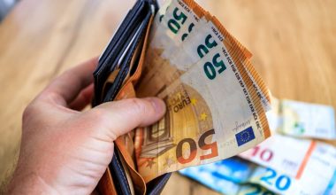 ΓΣΕΕ για αύξηση κατώτατου μισθού: «Τα 40 ευρώ που ανακοίνωσε η κυβέρνηση δεν φτάνουν»